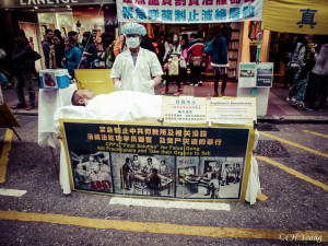 Falun Gong silently protest during Hong Kong street market